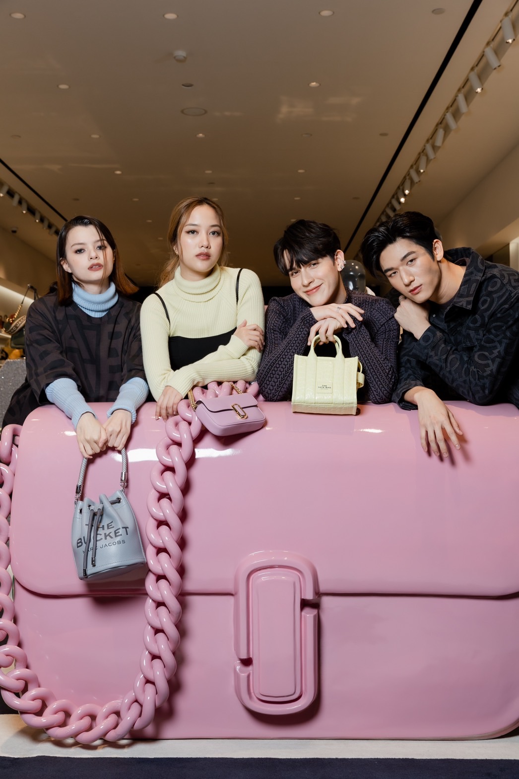 MARC JACOBS เปิดตัวคอลเลคชั่น RESORT 2022 อัพเดตความเท่ต้อนรับลมหนาวแบบ